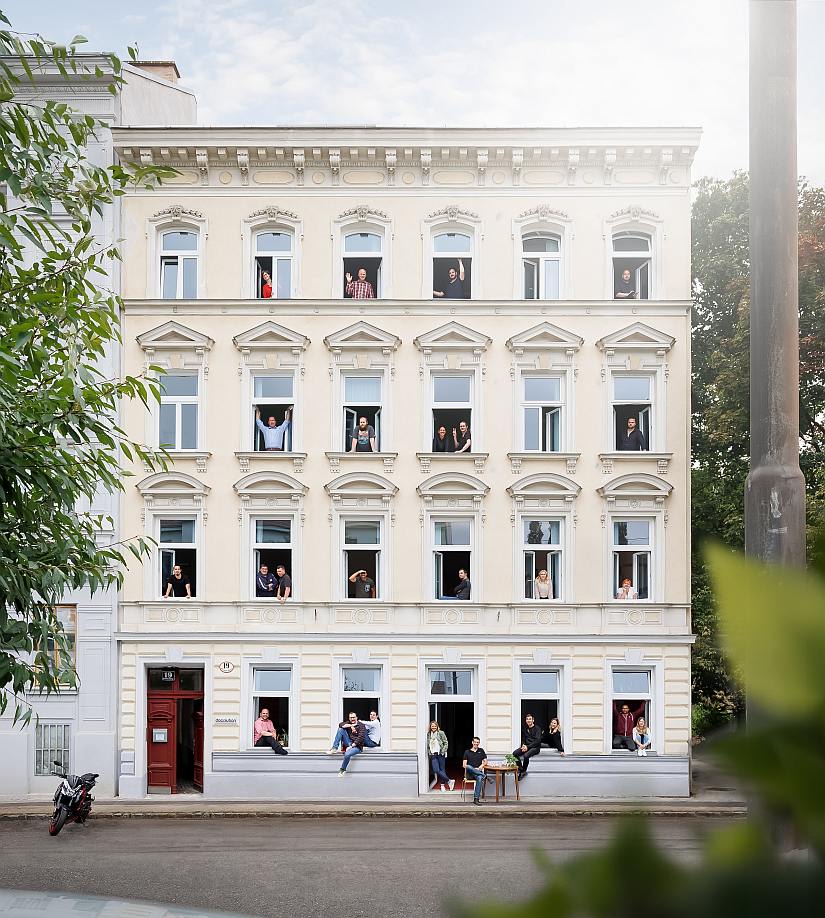 Haus des Unternehmens, Mitarbeiende sehen aus den Fenstern